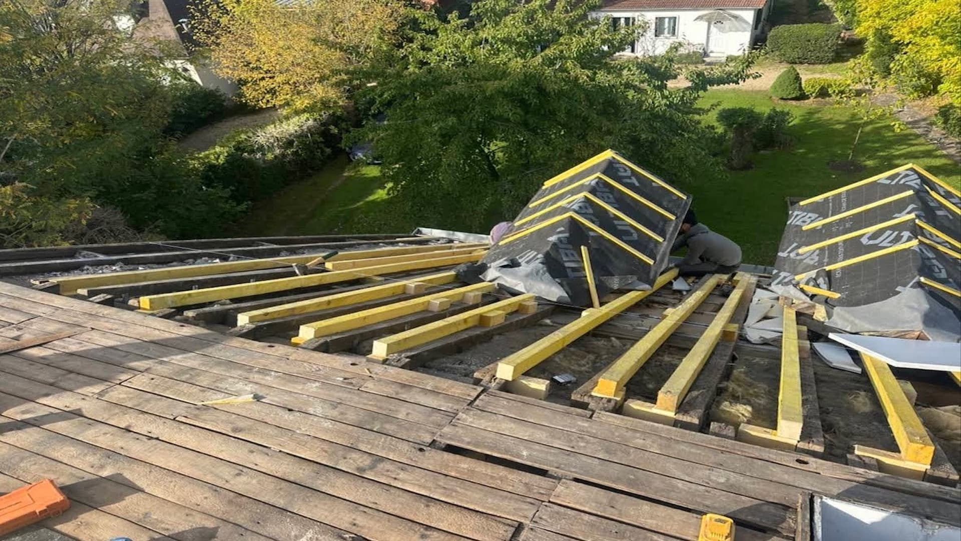Dépose des chevrons avant rénovation toiture, maison à Mercin-et-Vaux