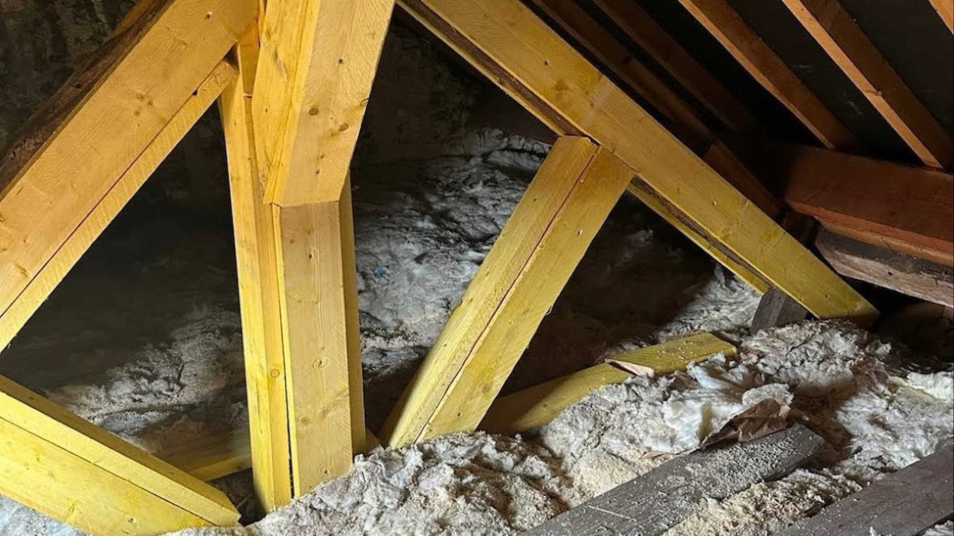 Intérieur grenier avec charpente bois et laine soufflée, Belleu