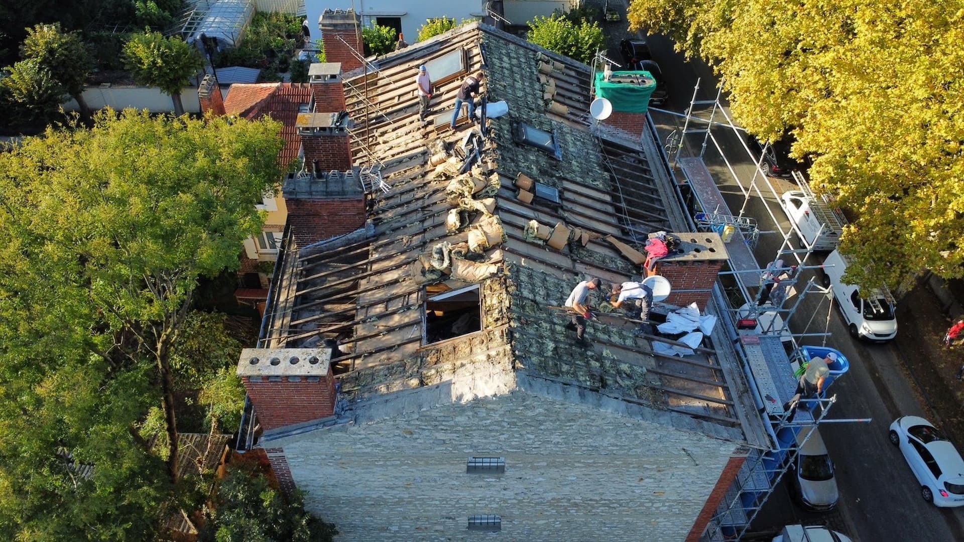 Dépose ardoise sur grande maison de maître, vue drone à Soissons