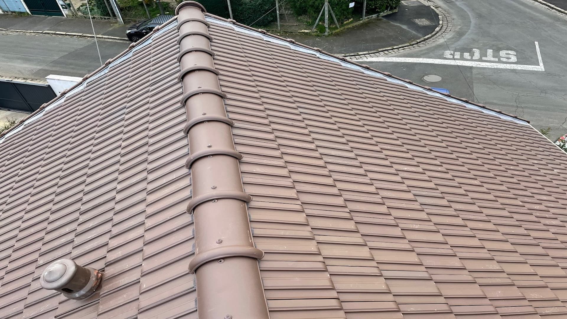 Faîtage tuile brune ventilé fini, Vic-sur-Aisne