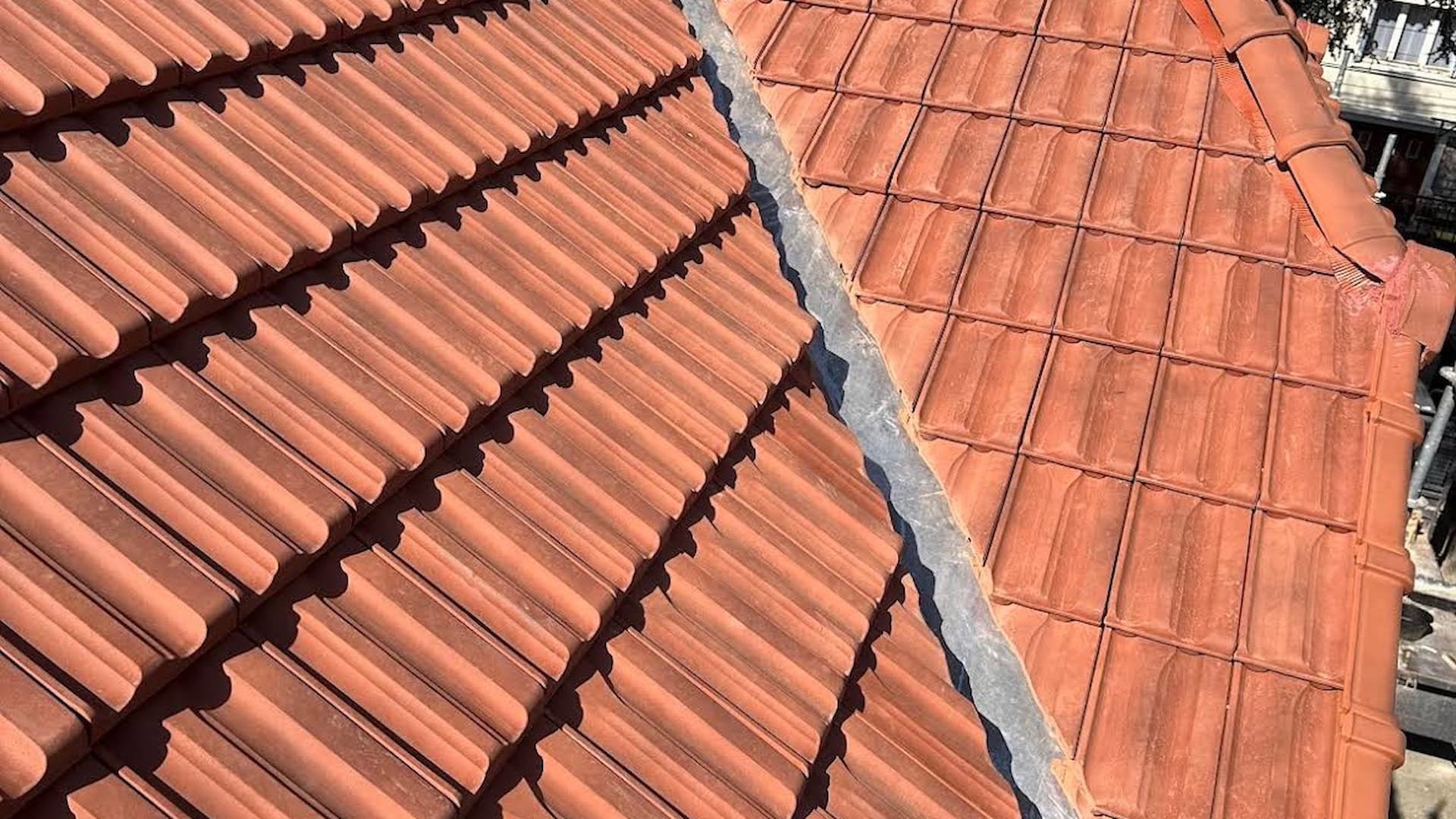 Noue en zinc neuve à la jonction de deux pans de toiture tuile, Vauxrezis