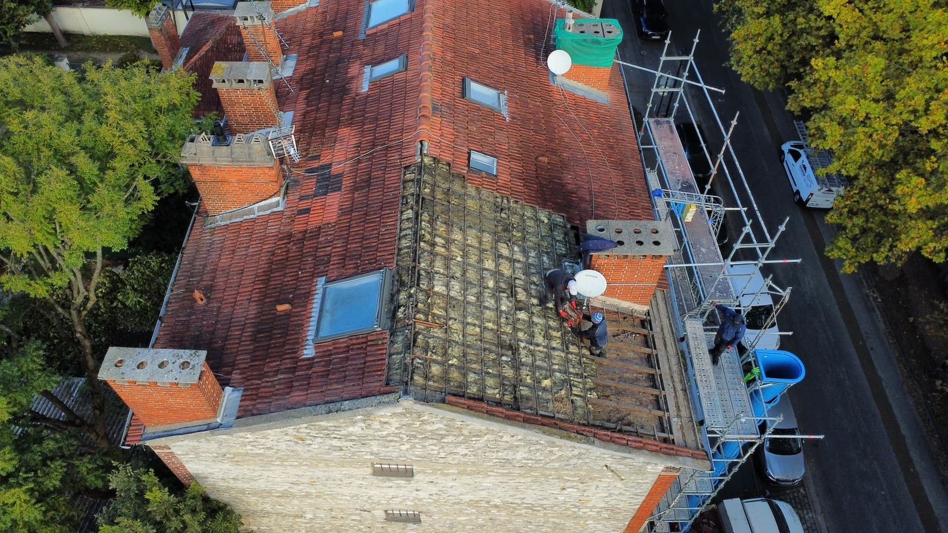 Réfection toiture en cours, avant et après visibles sur la même maison à Cuffies