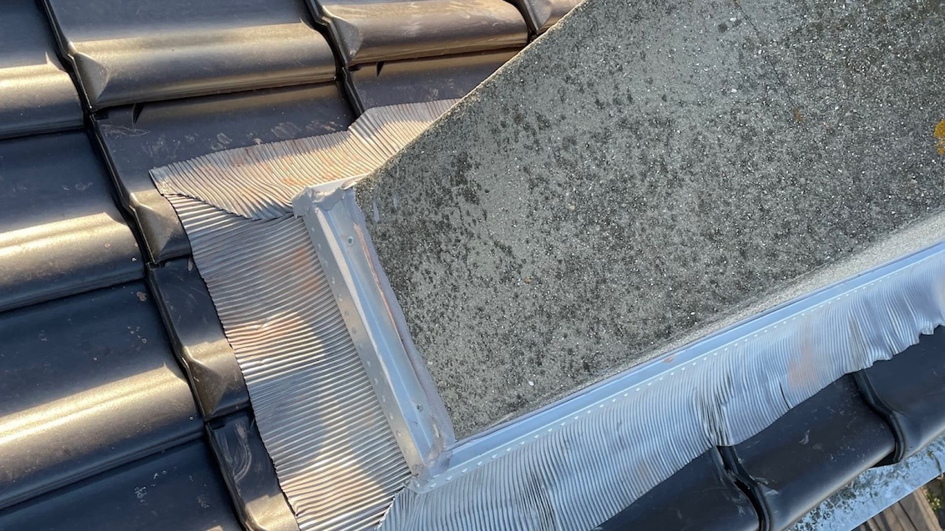 Solin zinc neuf en cuvette autour cheminée, Bucy-le-Long