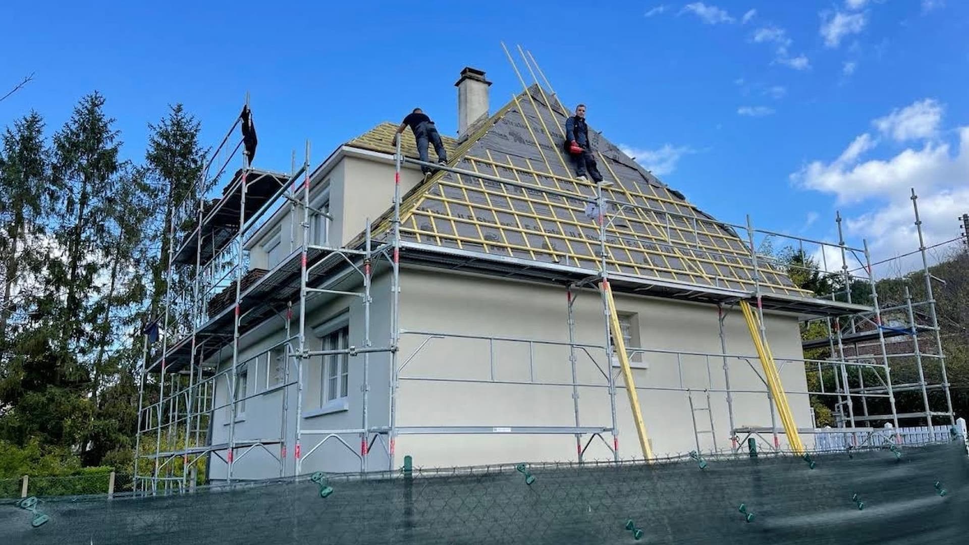 Surélévation maison avec échafaudage et charpente neuve, Soissons