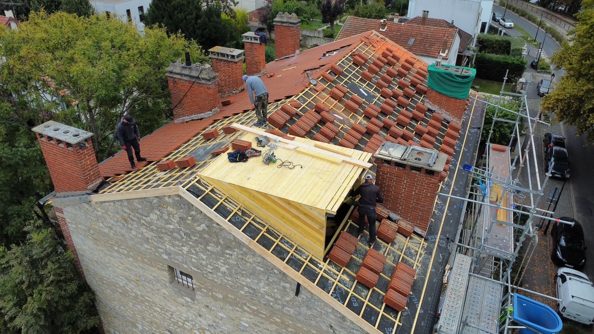 Réfection toiture tuile sur maison ancienne en pierre, vue drone à Soissons